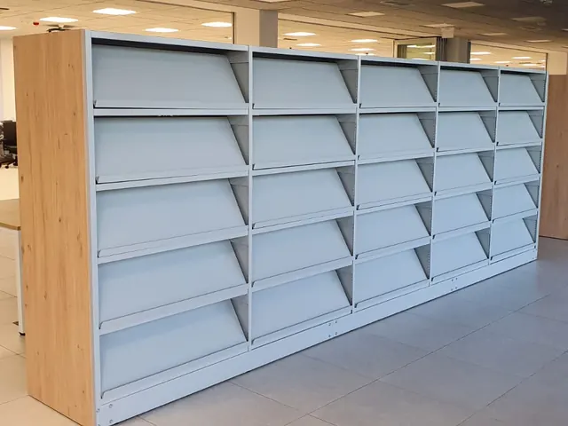 Nízke knižničné regály vo svetlom interiéri