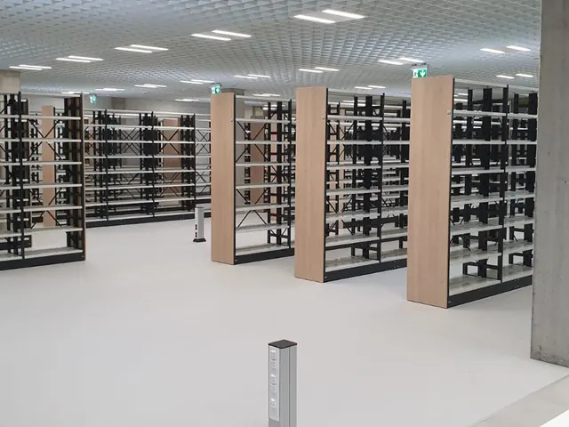 Otvorený priestor so skladovými regálmi